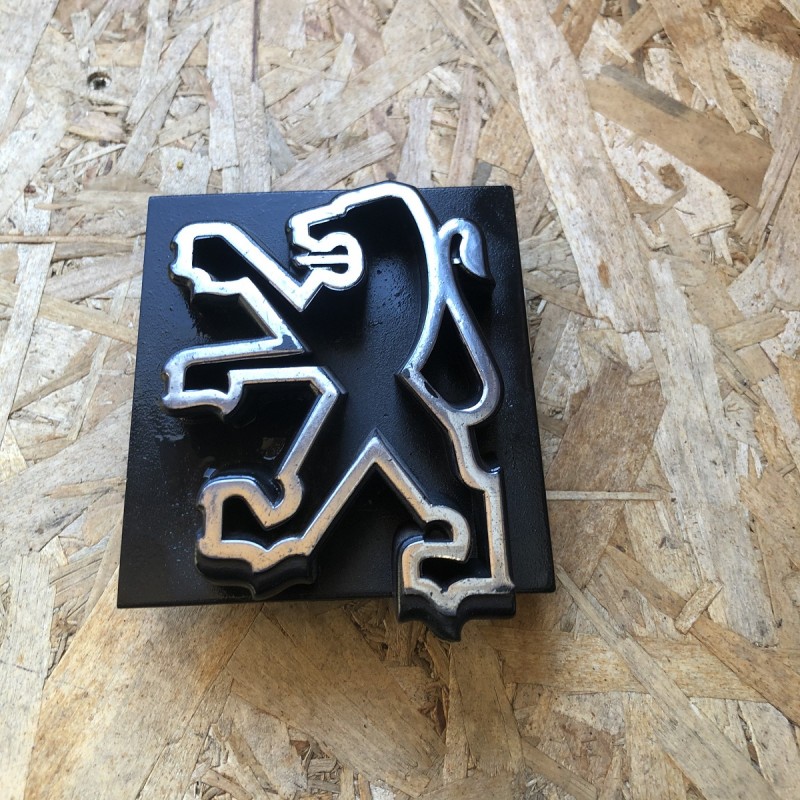 781033 ECUSSON LION DE CALANDRE ORIGINE 205 GTI