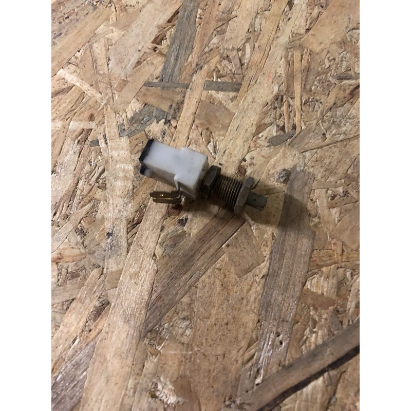 636681 CONTACTEUR  FEU  DE STOP