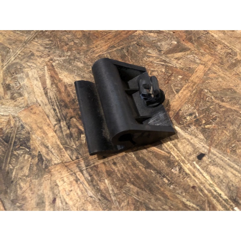 1327066  GRANTE BUTE DE RESERVOIR + FIXATION TUYAU FREIN