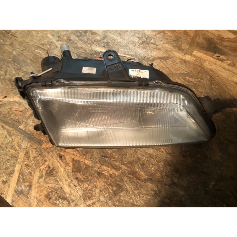 578286 PHARE AVANT DROIT 106 1